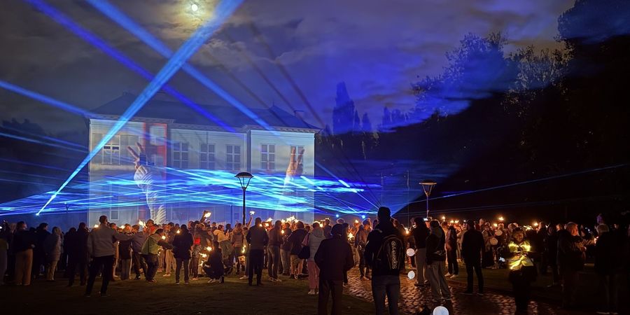 Sfeerbeeld van de lasershow tijdens de Vredesfeesten in Bouckenborghpark. Sfeerbeeld van de lasershow tijdens de Vredesfeesten in Bouckenborghpark.